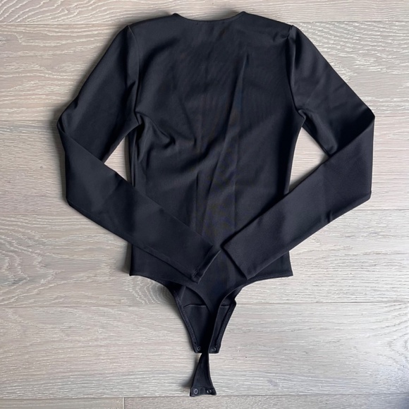 ARITZIA SLICK RIB DEEP-V BODYSUIT - Picture 2 of 3